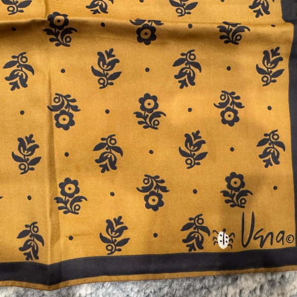 Vera Scarf - Picture 2 of 2